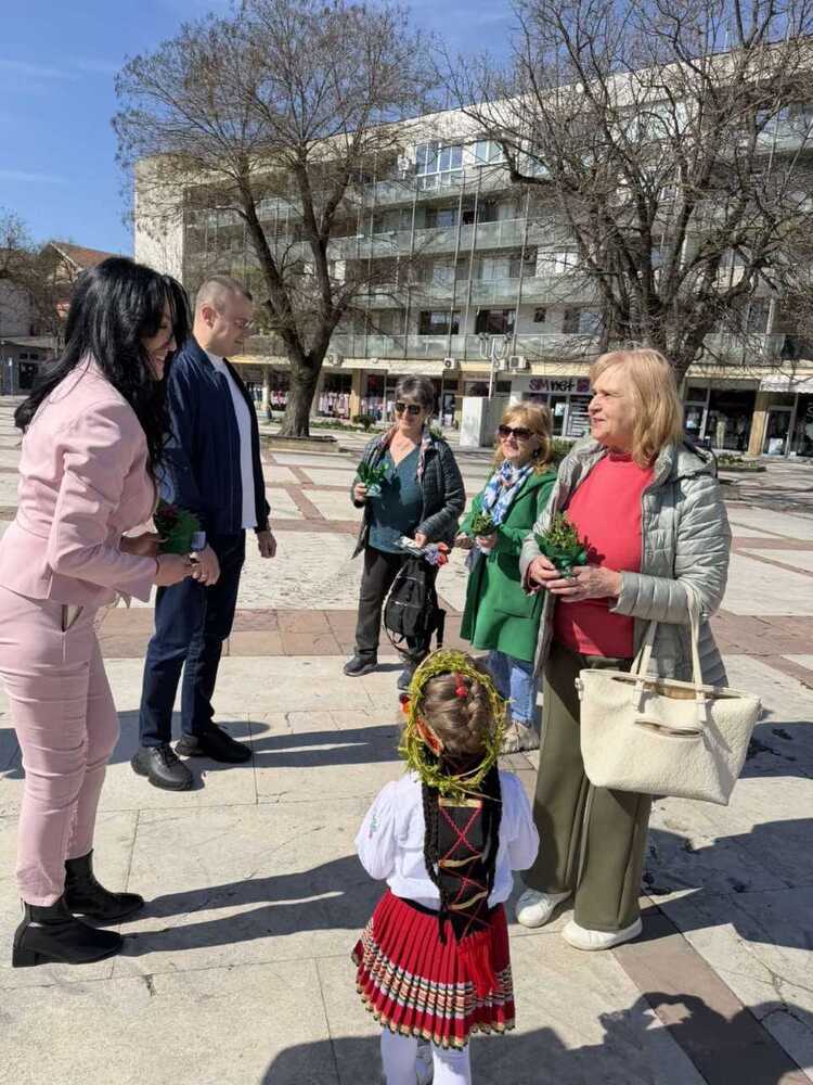 Кандидати от листата на коалиция „Прогресивна България" за 6 МИР Враца отбелязаха Цветница на площада в Бяла Слатина