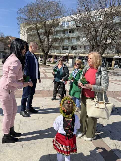 Кандидати от листата на коалиция „Прогресивна България" за 6 МИР Враца отбелязаха Цветница на площада в Бяла Слатина