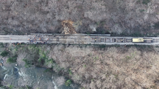 Локомотивът от железопътния инцидент край Стайновци е отстранен от линията, работници извършват реконструкция на железния път