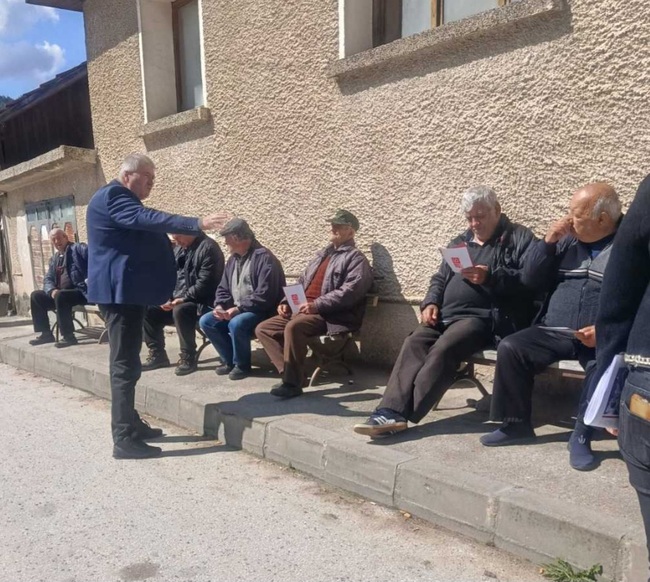 Кандидатите от листата на „БСП – Обединена левица“ Севдалин Хъшинов и Дияна Чаушева посетиха села в община Девин