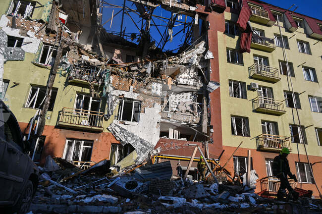 Трима души бяха убити, а 12 ранени при руски удар с дрон по маршрутно такси в украинския град Никопол, съобщиха местните власти