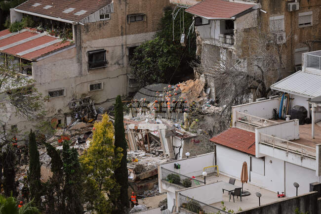 Най-малко четирима души загинаха в израелския град Хайфа при ирански ракетен удар