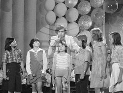 к.к. Слънчев бряг (20 юни 1979) XV международен фестивал на българската естрадна песен "Златният Орфей": Михаил Белчев с детска вокална група. Пресфото-БТА, снимка: Живко Ангелов/архив