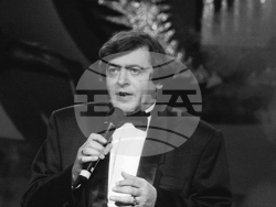 к.к. Слънчев бряг (29 август 1995) Откриване на международния фестивал "Златния Орфей". На снимката: изпълнение на Михаил  Белчев. Пресфото-БТА, снимка:  Георги Генчев 95-690-13