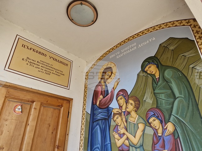 Общо 15 души дариха кръв на Цветница в изнесения пункт в неделното училище на храма „Свети Николай“ във Велико Търново