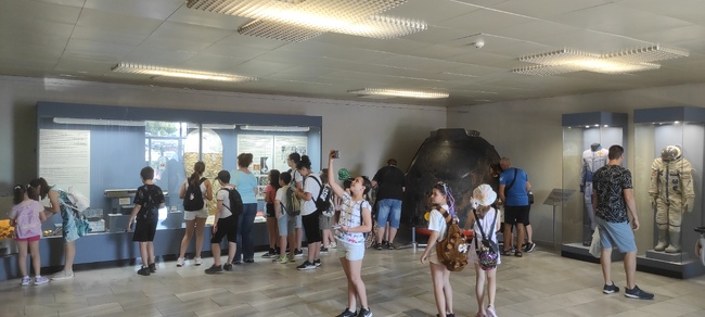 Празнична атмосфера и космически вдъхновения в Музея на авиацията по повод Деня на авиацията и космонавтиката 