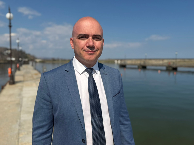 Ролята на депутатите от Варна е да работят за града, а не да са неоткриваеми, след като ги изберат, казва Илин Димитров