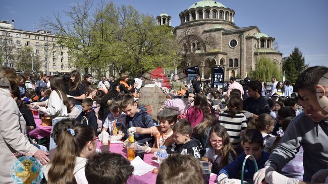 Софийската митрополия традиционно организира боядисването на великденски яйца на площад „Св. Неделя“