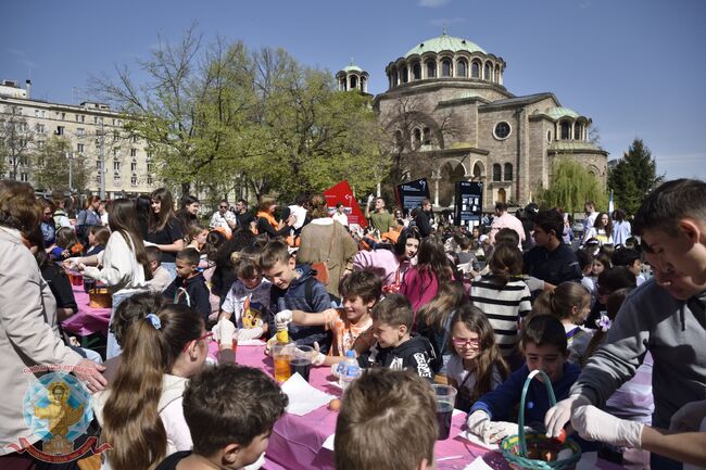 Софийската митрополия традиционно организира боядисването на великденски яйца на площад „Св. Неделя“