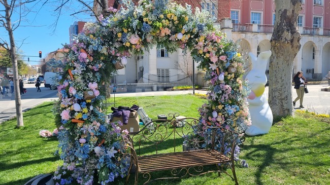 В Плевен монтират нови елементи в празничната украса за Великден