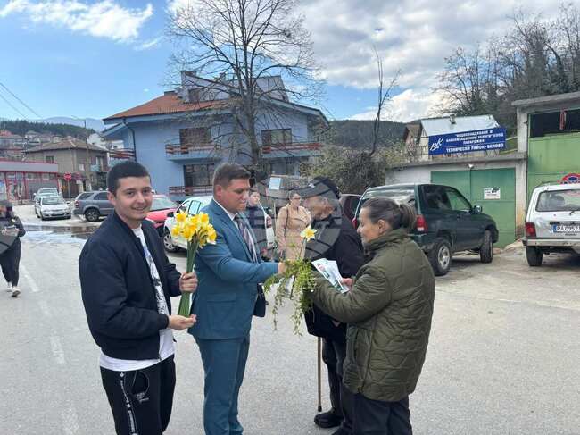 Кандидати за народни представители от ПП "Възраждане" поднесоха цветя и картички с послание за Цветница на жители на Белово 