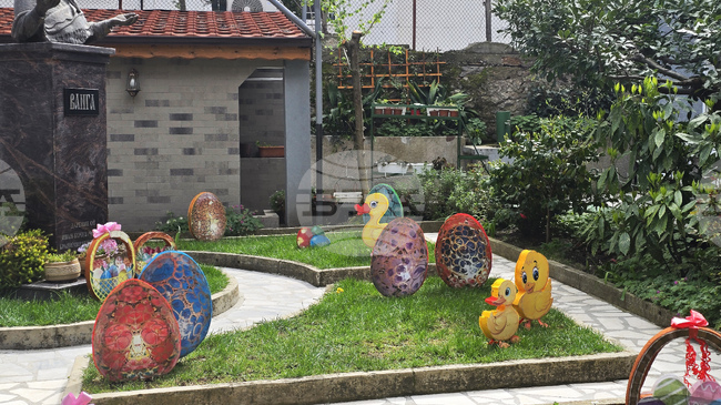 Ученици от Първо основно училище „Кочо Мавродиев“ в Петрич украсиха за Великден двора на къщата музей „Ванга“