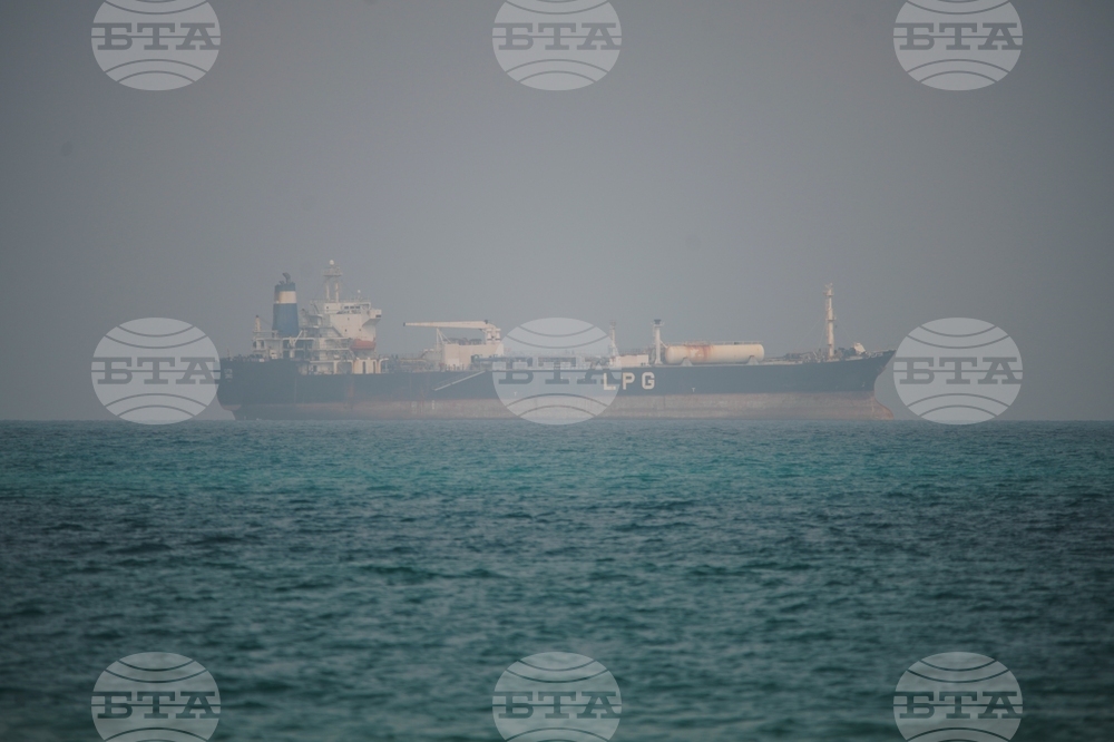 Ирански санкциониран супертанкер премина през Ормузкия проток въпреки наложената блокада от САЩ, съобщи агенция „Фарс“