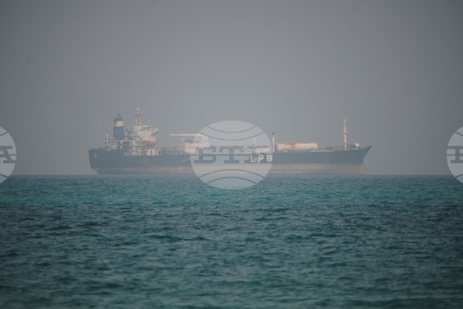 Два танкера, свързани с Иран, са преминали през Ормузкия проток преди готвената от САЩ блокада