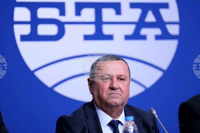 Приемната грижа не е просто работа, тя е кауза, каза социалният министър Хасан Адемов