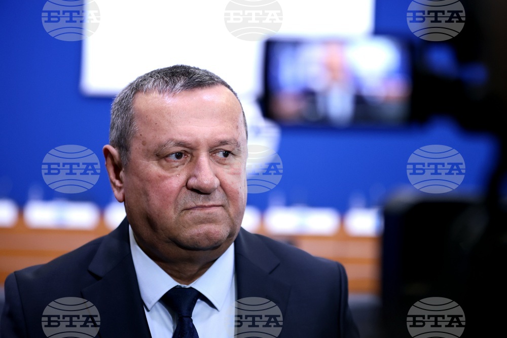 Служебният социален министър Хасан Адемов ще се срещне с работещи в предприятие в София и ще ги запознае с правото им да гласуват в неделя