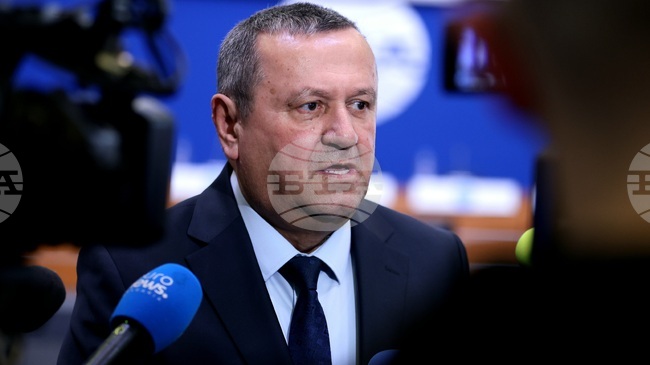 Има приемно семейство, което е готово да приеме двете деца от Ямбол заедно, каза служебният социален министър Хасан Адемов 