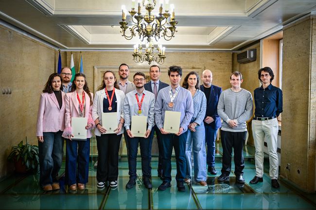 Кметът на София Васил Терзиев награди медалисти от международни олимпиади по природни науки