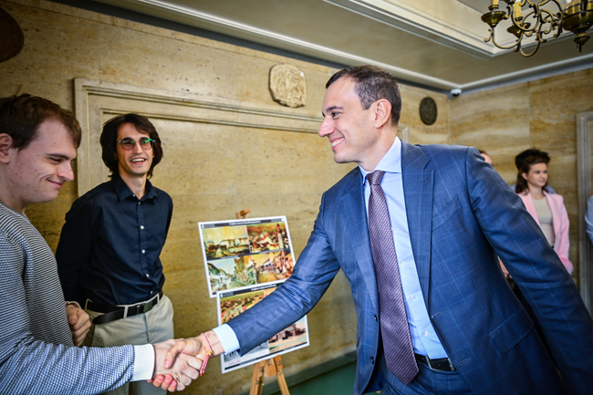 Столична община: Васил Терзиев награди медалисти от международни олимпиади по природни науки