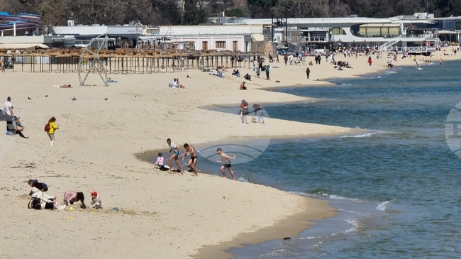 Морската вода в района на Офицерския плаж във Варна вече е безопасна за къпане