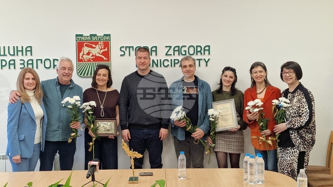 Община Стара Загора награди екипа на Държавния куклен театър в града по повод присъждането на наградата „Икар“ за спектакъла „Голямата шапка“