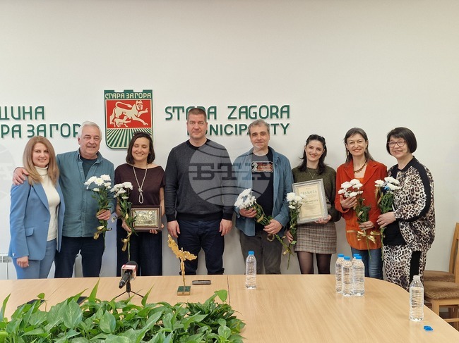 Община Стара Загора награди екипа на Държавния куклен театър в града по повод присъждането на наградата „Икар“ за спектакъла „Голямата шапка“