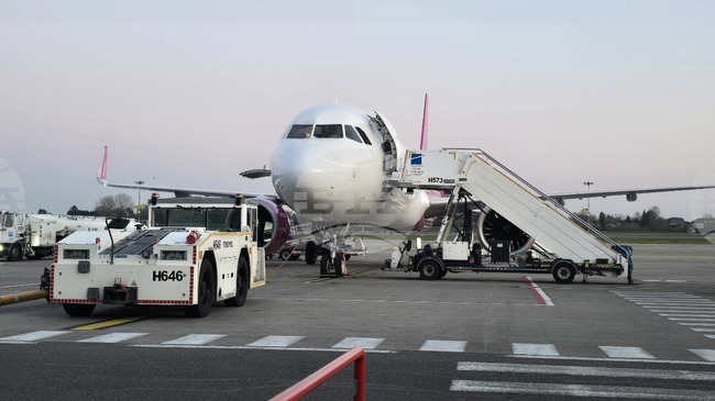 КНА: Съобщенията, че самолетното гориво в ЕС ще стигне за шест седмици, са „неточни“, каза еврокомисарят по устойчив транспорт Дзидзикостас