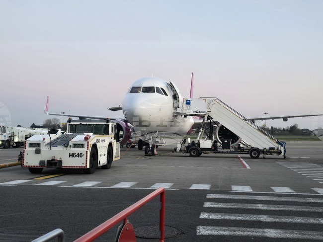 КНА: Съобщенията, че самолетното гориво в ЕС ще стигне за шест седмици, са „неточни“, каза еврокомисарят по устойчив транспорт Дзидзикостас