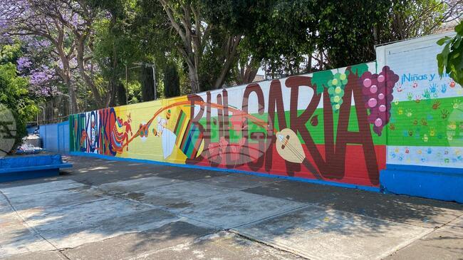 Графити художници от Бургас изрисуваха двора на училище „Република България“ в столицата Мексико