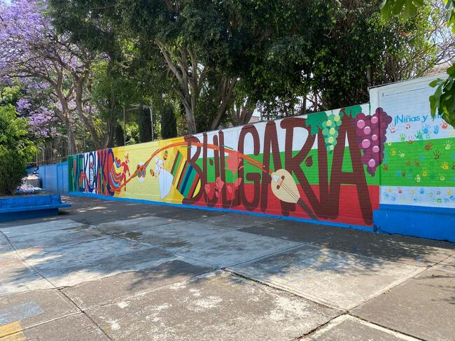 Графити художници от Бургас изрисуваха двора на училище „Република България“ в столицата на Мексико