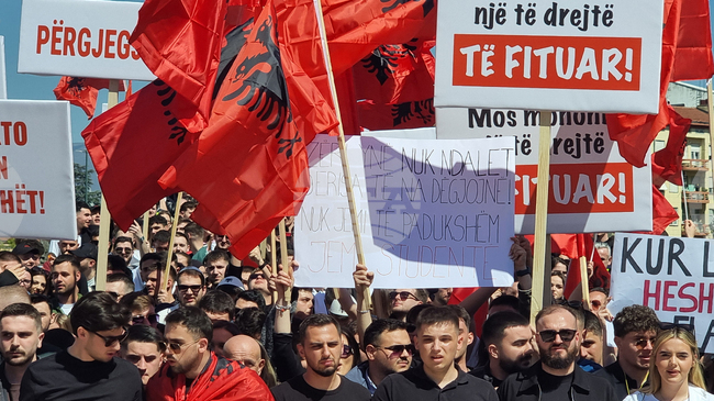 Протестите в Северна Македония на албански студенти по право предизвикаха политически коментари в страната