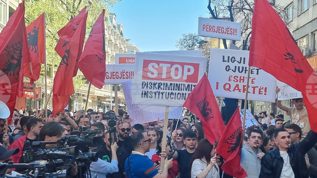 За втори път студенти по право в Северна Македония поискаха на протест изпитът им за правоспособност да се провежда и на албански език