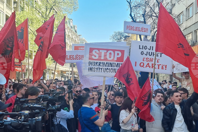 За втори път студенти по право в Северна Македония поискаха на протест изпитът им за правоспособност да се провежда и на албански език