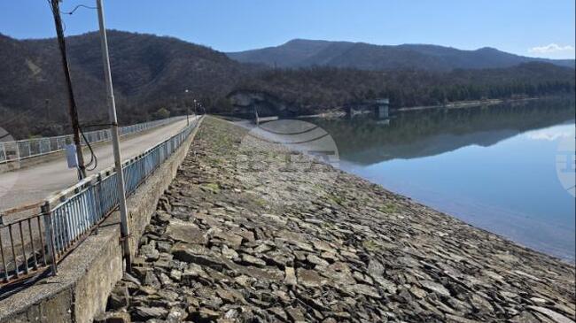 Контролирано се изпуска вода от язовир „Тича“, съобщиха от Областната администрация в Шумен