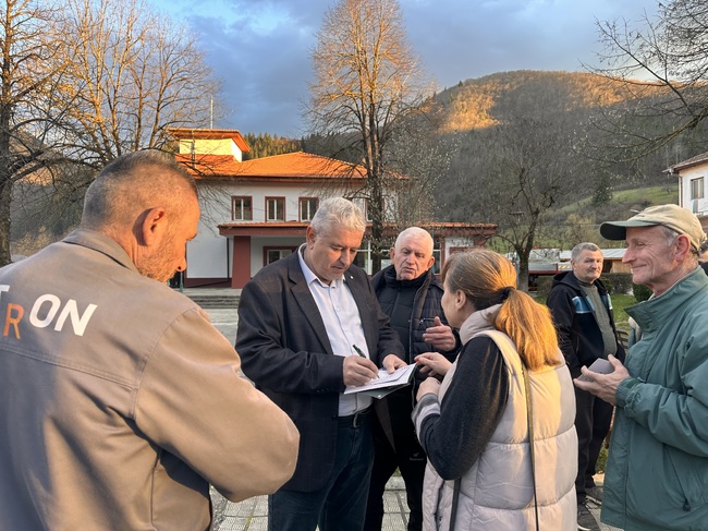 Кандидати за народни представители от „Прогресивна България“ обсъдиха с жители на смолянски села проблеми с инфраструктурата и обезлюдяването