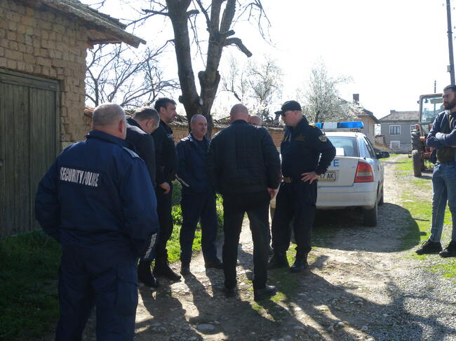 Списъци с имена и парични суми, свързани със съмнения за изборна търговия, са намерени при акция в разградските села Дряновец и Дянково