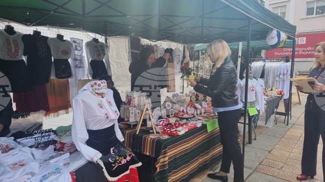 Великденско изложение на производители и занаятчии се провежда в Добрич