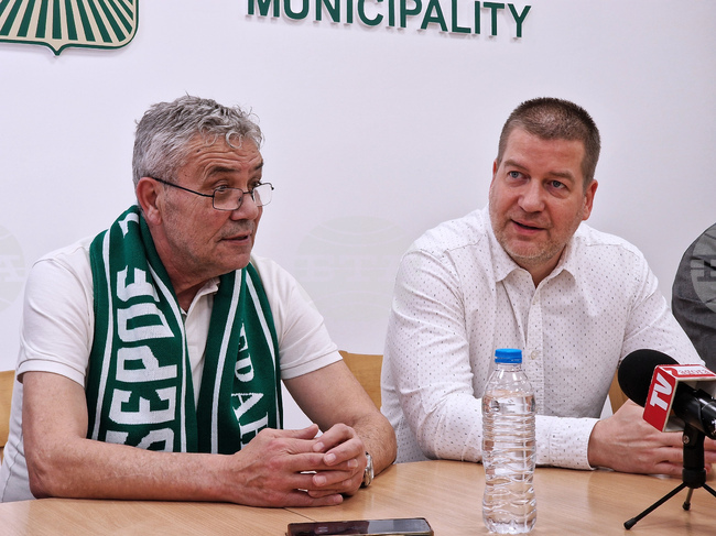 "Настояваме концепцията във футболния Берое да се промени", каза кметът на Стара Загора Живко Тодоров