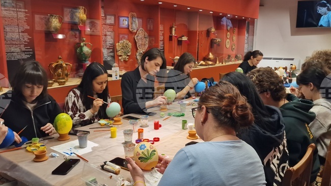 Благотворителната инициатива „Яйцата на художника“ събра творци и ученици в Троян