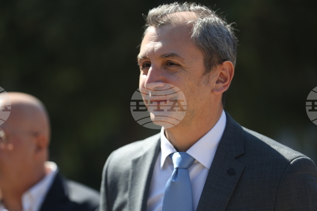 Въпросите за обществената поръчка за проектиране на детската болница в София няма да забавят процеса, каза доц. Михаил Околийски