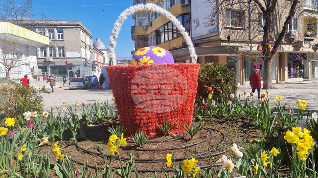 Великденска украса радва жителите и гостите на Разград
