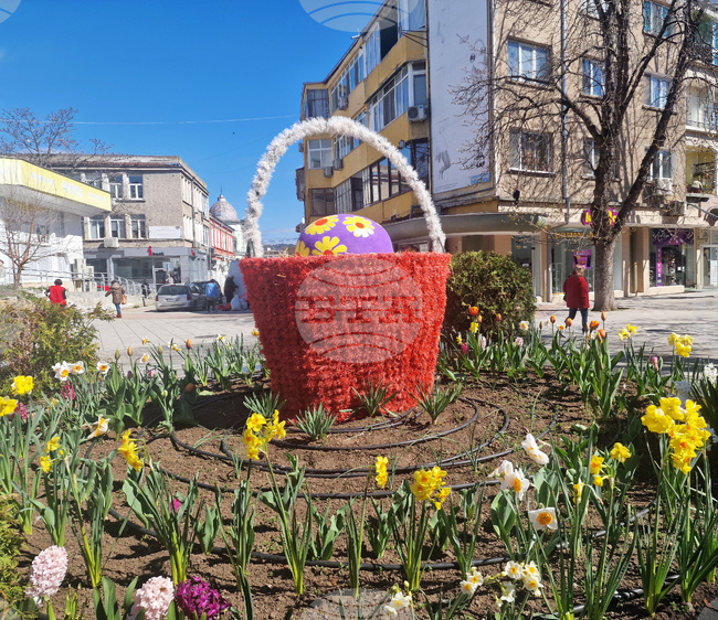 Великденска украса радва жителите и гостите на Разград