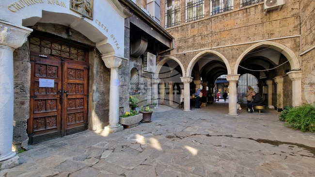 Всеки вторник в столичния старинен храм „Света Петка“ с топла храна се подпомагат около 270 нуждаещи се 