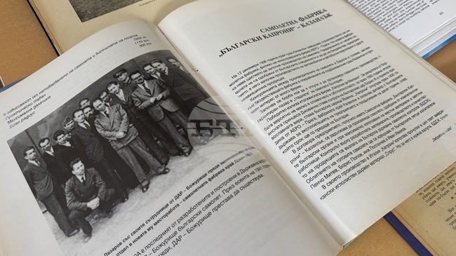 Изложба в библиотеката в Казанлък разказва за историята на авиацията в региона