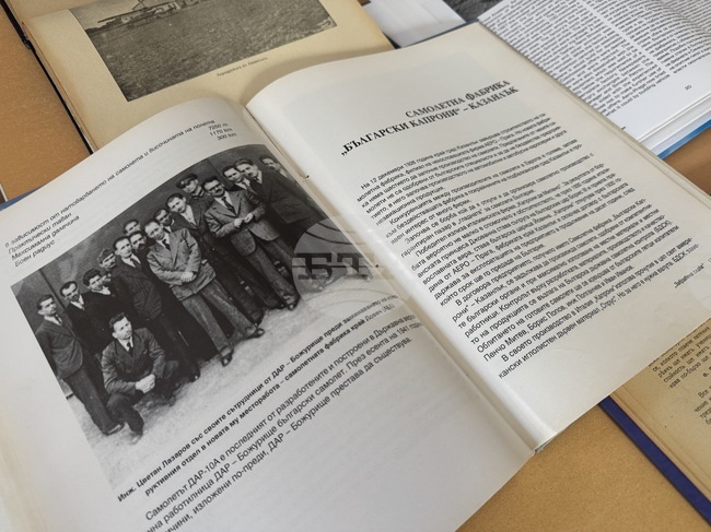 Изложба в библиотеката в Казанлък разказва за историята на авиацията в региона