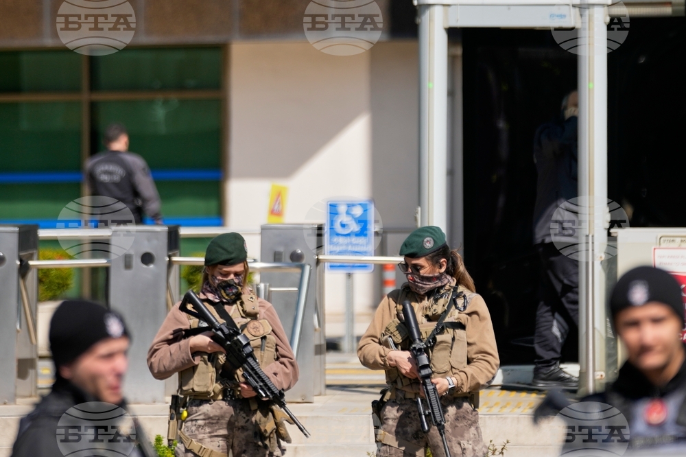 Турската полиция задържа осем души заради подигравка с полицейски служители при стрелбата пред израелското консулство в Истанбул вчера 