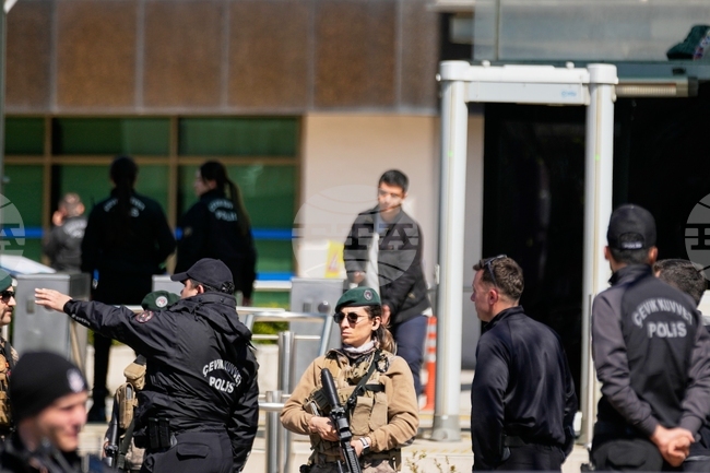 Двама полицаи бяха ранени, а трима души бяха неутрализирани при опит за нахлуване в Консулството на Израел в Истанбул