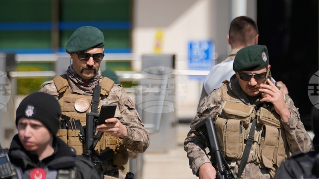 Започва разследване за подигравка с полицаите на мястото на стрелбата срещу израелското консулство в Истанбул 