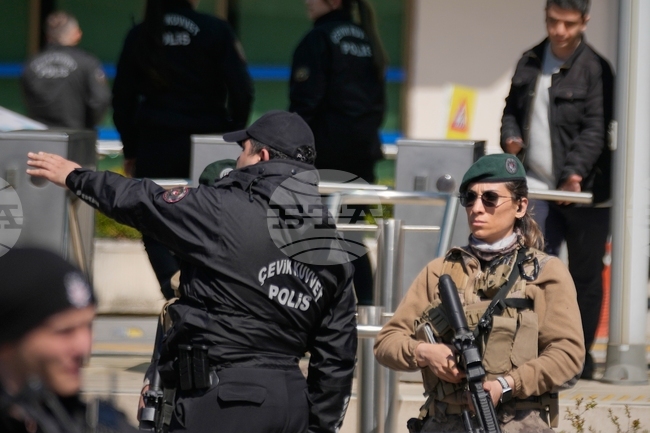 Общо 12 са задържаните във връзка с престрелката миналата седмица пред израелското консулство в Истанбул