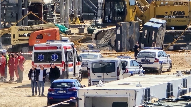 Кран с тегло 350 тона се срути по време на строеж на нов мост в Белград, един човек е загинал 
